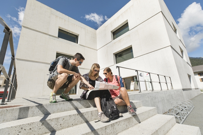 Vor dem Nationalparkzentrum Zernez