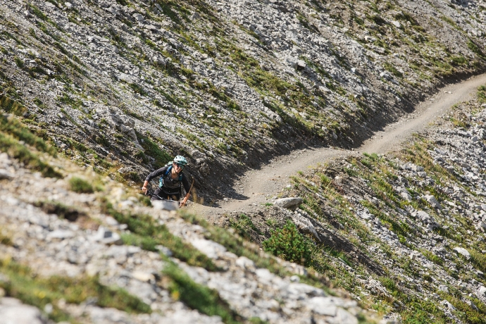 Nicci Tschenett auf engen Trails