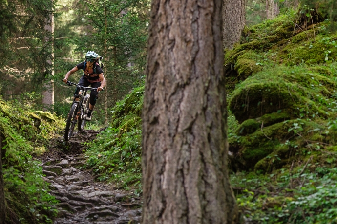 Nicci Tschenett vollgas bergab