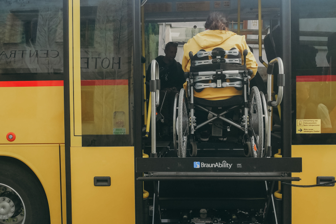 Rollstuhllift in das Postauto