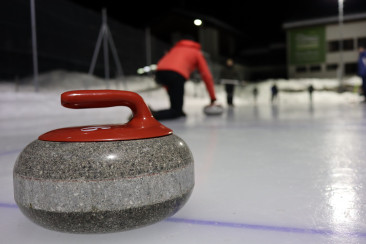 Curling auf dem Eisfeld im Val Müstair