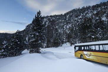 Postauto auf der Fahrt über den Ofenpass.
