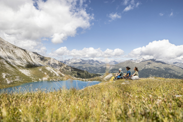 Gemütliche Rast an einem Bergsee im Val Müstair.