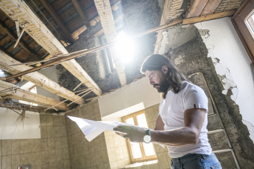 Dario Fallet bei der Arbeit als Bauführer.