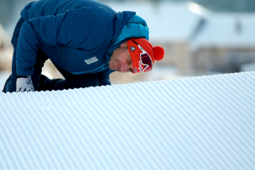 Der prüfende Blick auf die frisch präparierte Rennloipe.