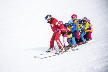 Skifahren lernen im Skigebiet Minschuns.