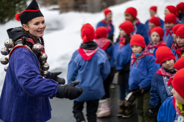 Kommandantin Lina im Einsatz am Chalandamarz.