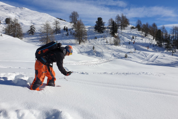 Bei Lawinen leben retten