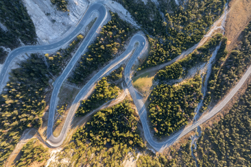 Vogelperspektive auf die markanten Serpentinen des Umbrailpasses in hochalpiner Umgebung.