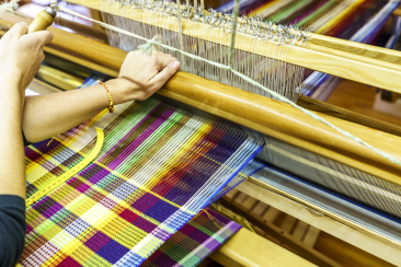Edle Stoffe werden von Hand gewoben.